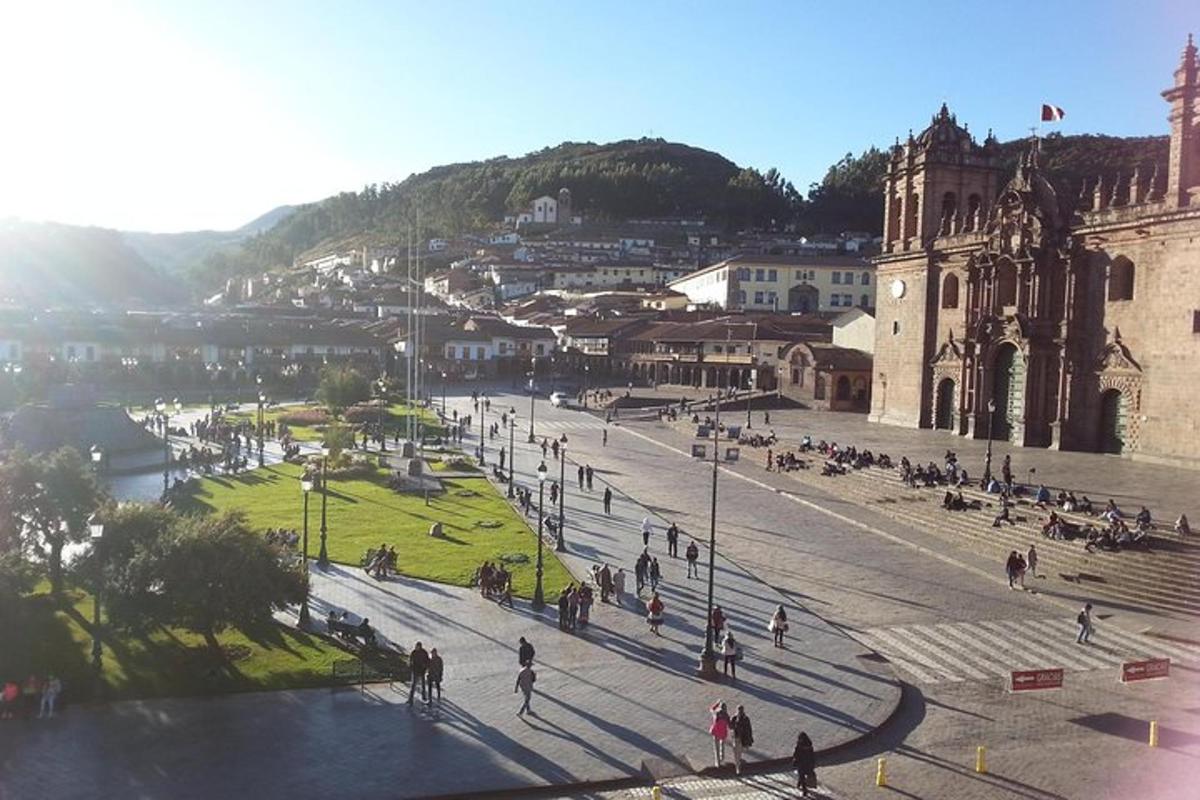 Un grupo de personas caminando por una ciudad con una iglesia.