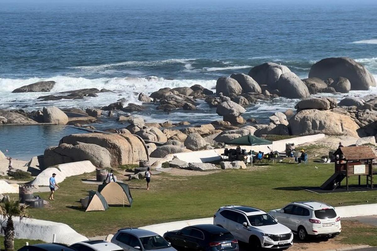 un gruppo di auto parcheggiate vicino alla spiaggia