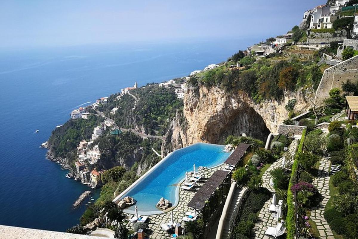 o vedere aeriană a coastei Amalfi