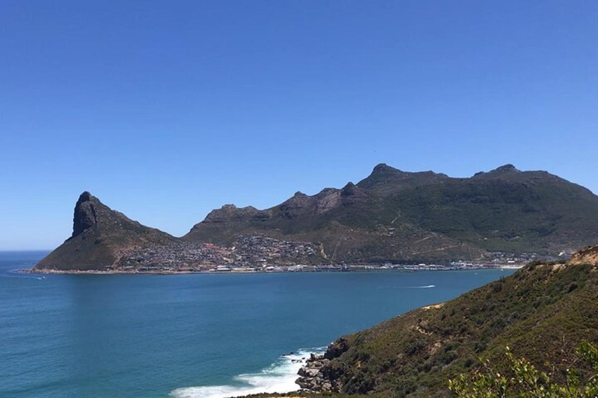 una vista dell'oceano con le montagne sullo sfondo