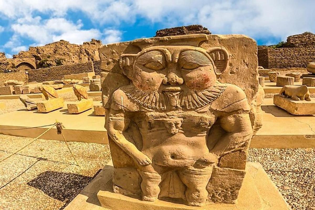 una statua di pietra di una divinità in una rovina