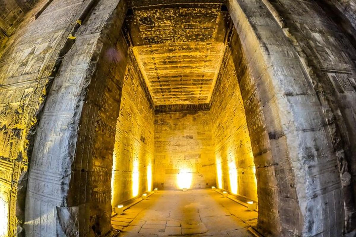 un tunnel vuoto con una luce alla fine