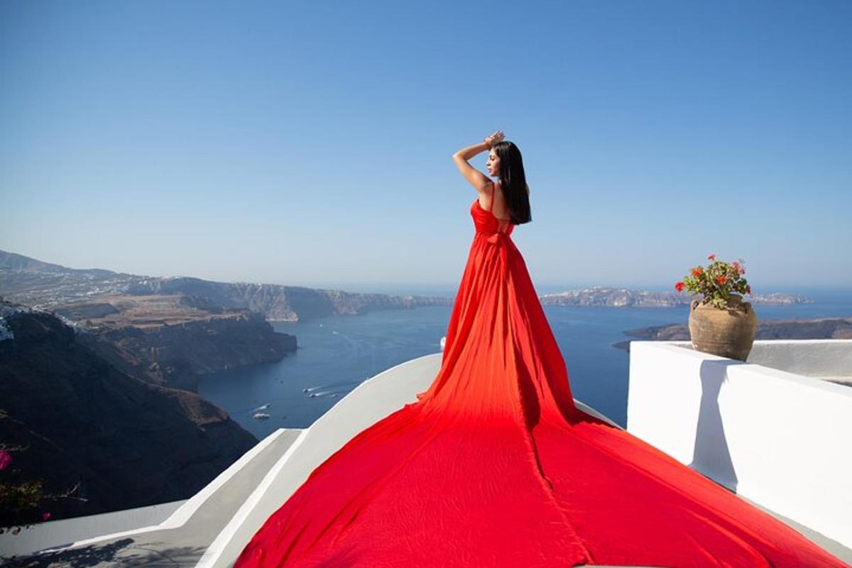 Un vestido rojo en el costado de un edificio blanco.