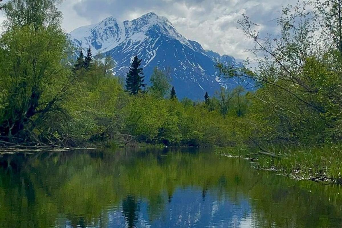 pohled na jezero s horou v pozadí