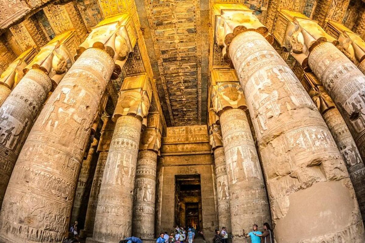 un gruppo di persone in piedi in un edificio con colonne