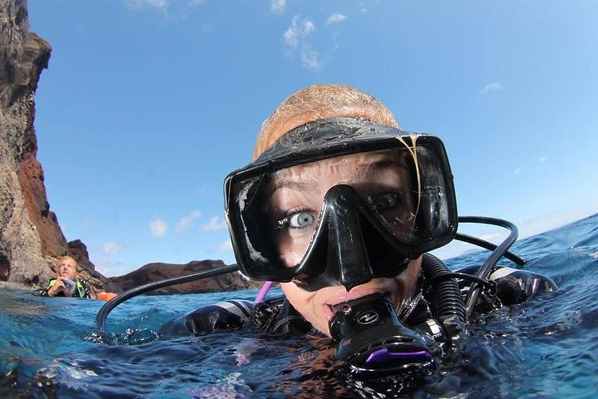 eine Person mit einer Tauchermaske im Wasser