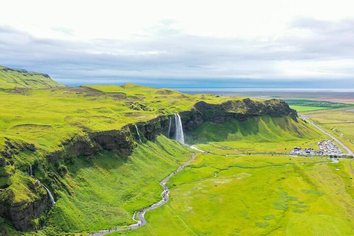 eine Luftaufnahme eines Wasserfalls auf einem Berg