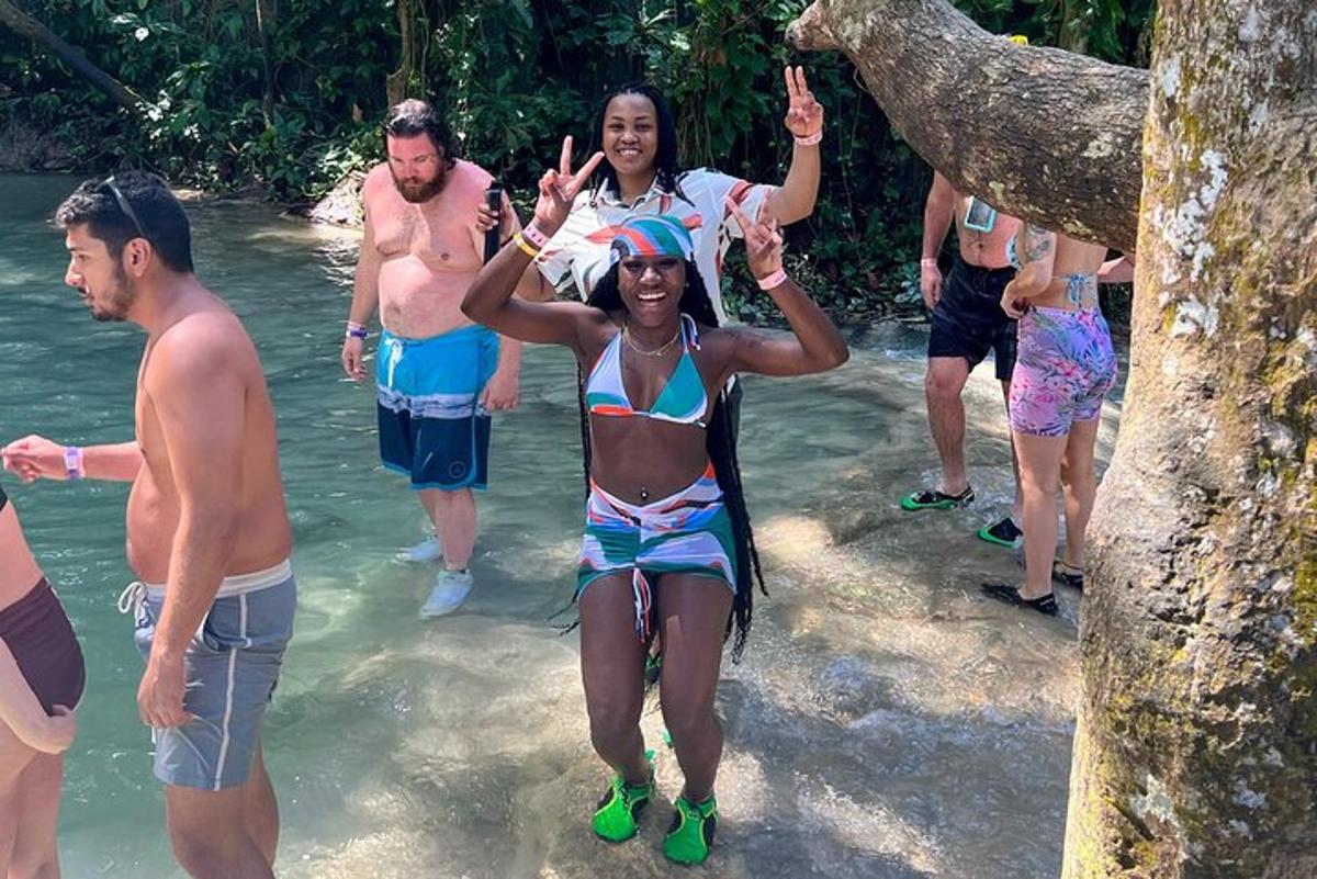 un gruppo di persone in piedi nell'acqua