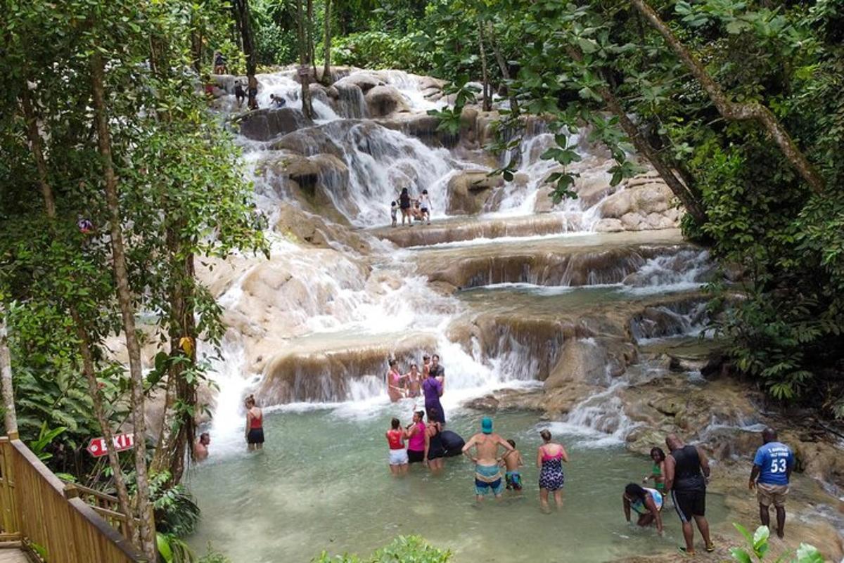 滝の水の中に立っている人々のグループ