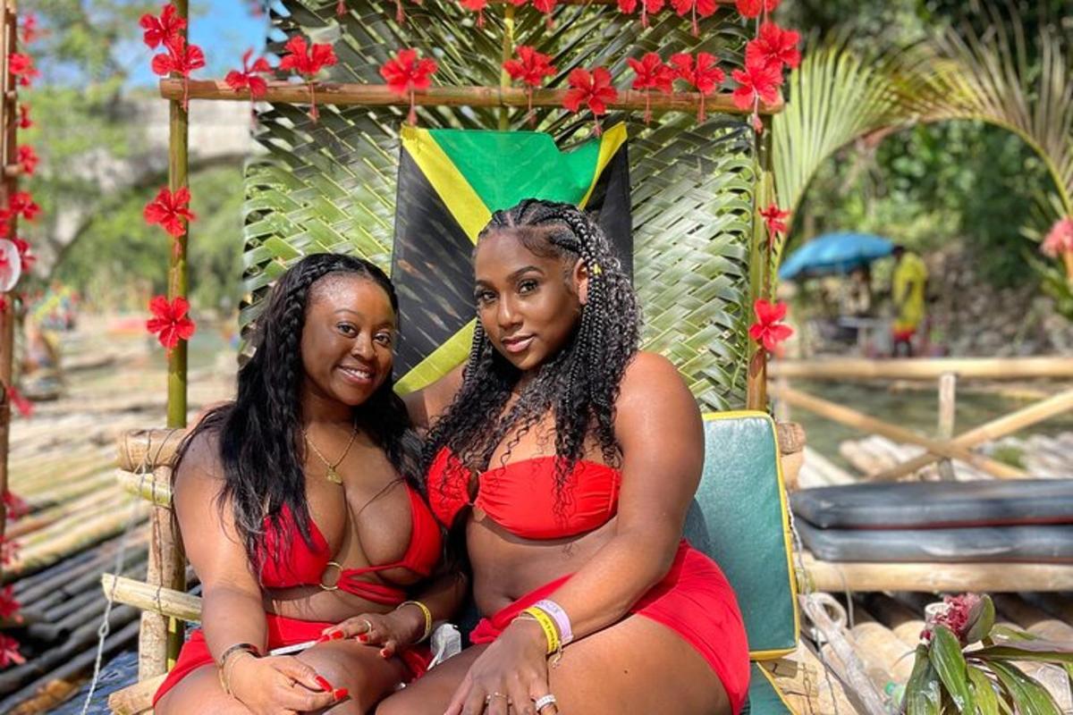 due donne in costume da bagno rosso sedute su un'altalena