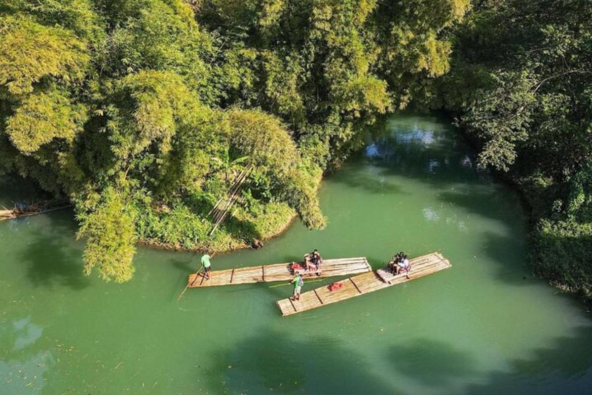 Un grupo de personas de pie sobre puentes de madera en un lago.