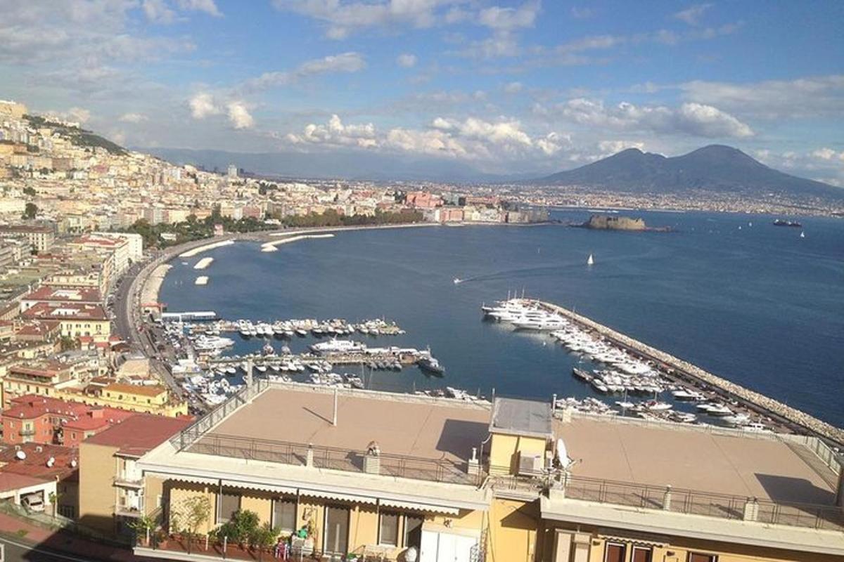 μια θέα ενός λιμανιού με βάρκες στο νερό
