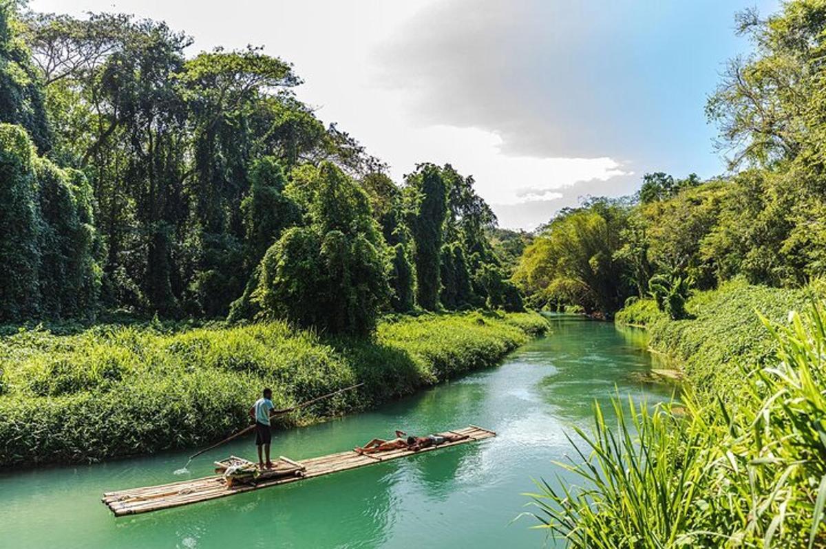 un hombre en una balsa de bambú en un río