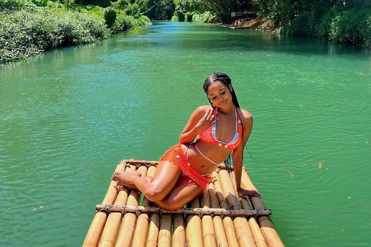uma garota sentada em uma jangada na água