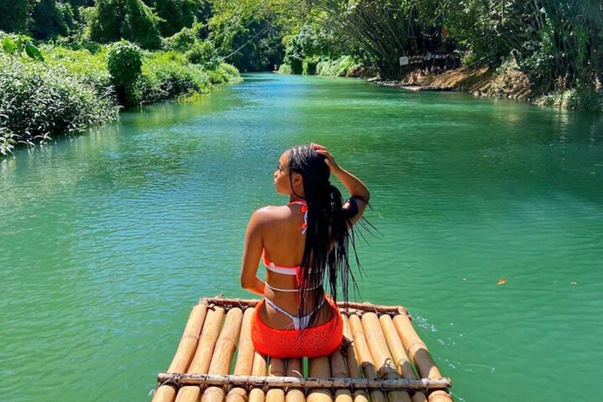 uma mulher sentada em uma jangada em um rio
