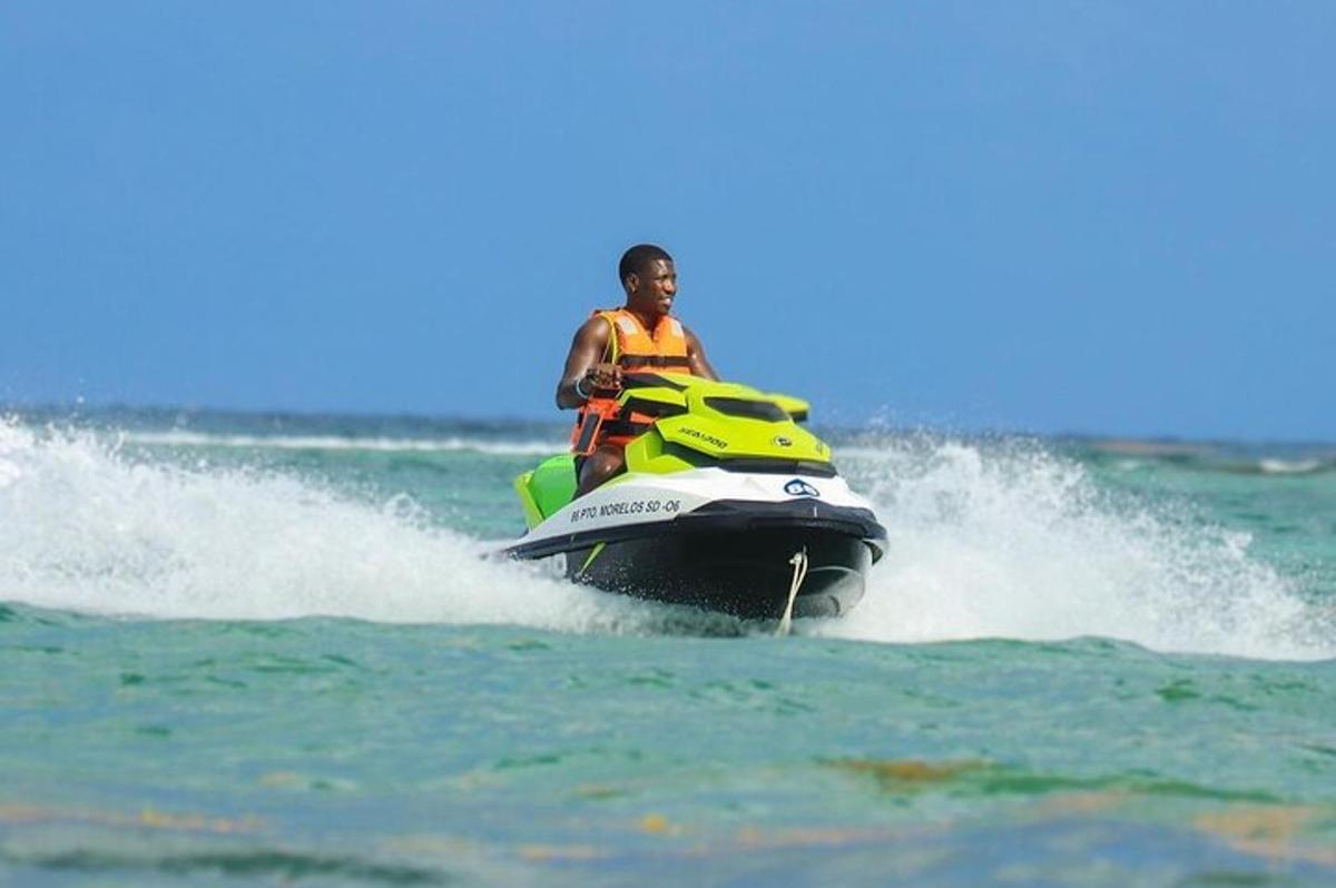 um homem andando de jet ski na água