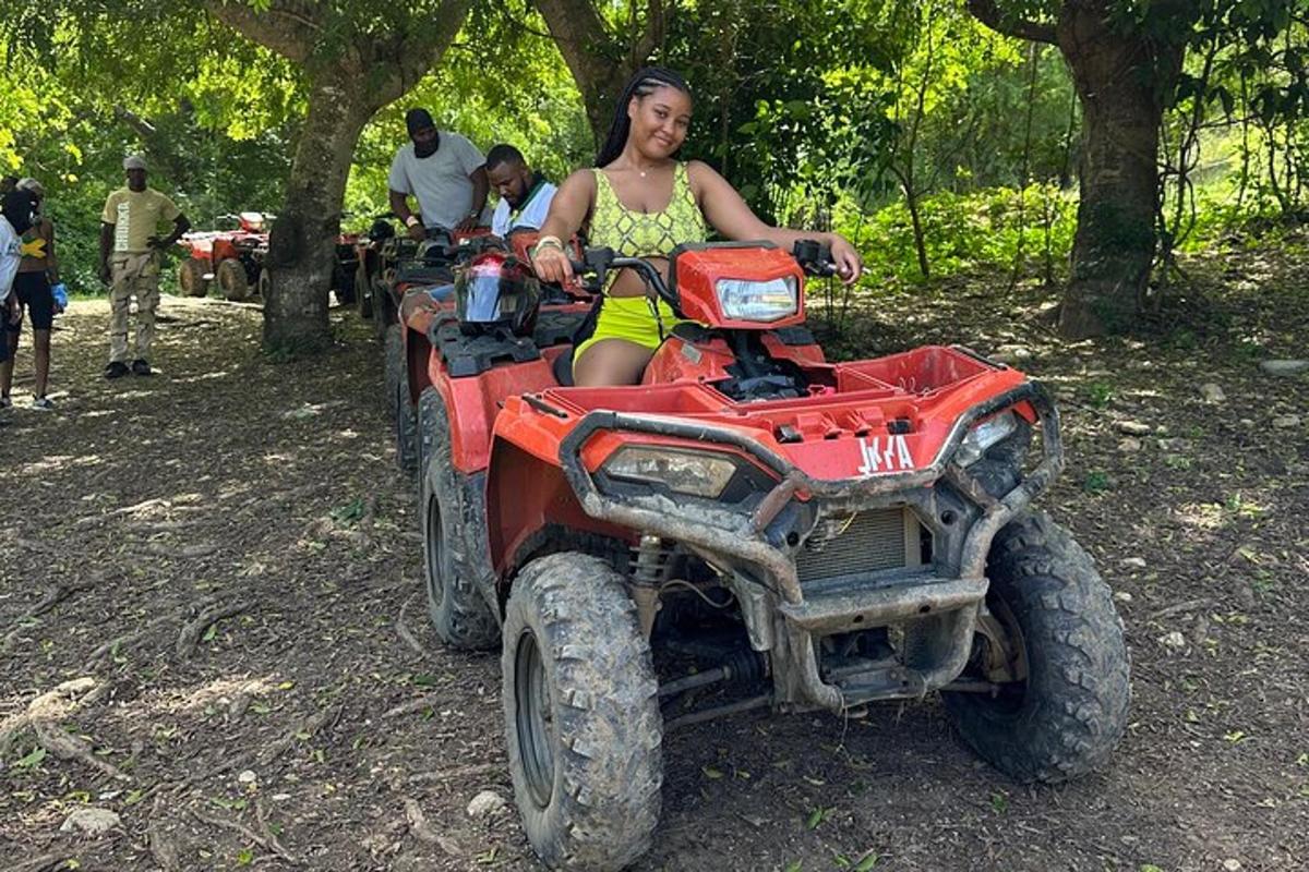 uma mulher andando em um quadriciclo em uma trilha