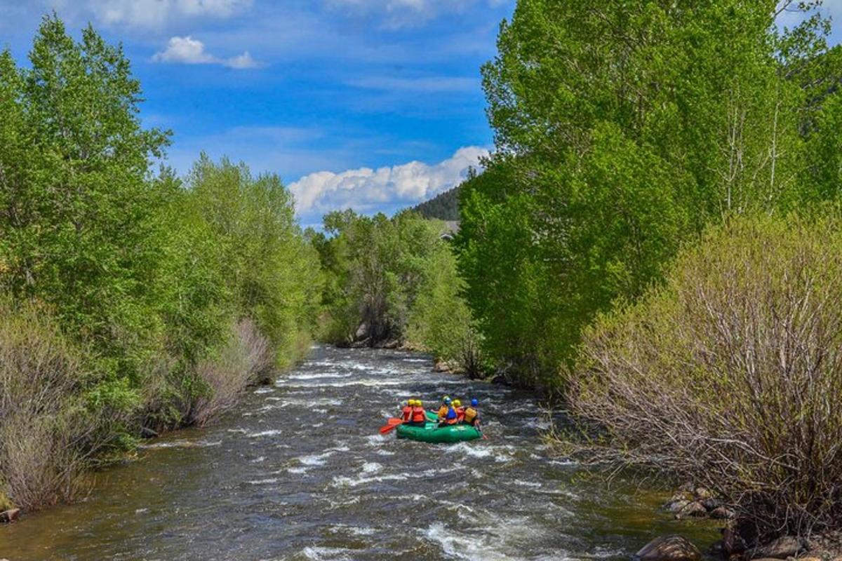 un groupe de personnes sur un radeau dans une rivière