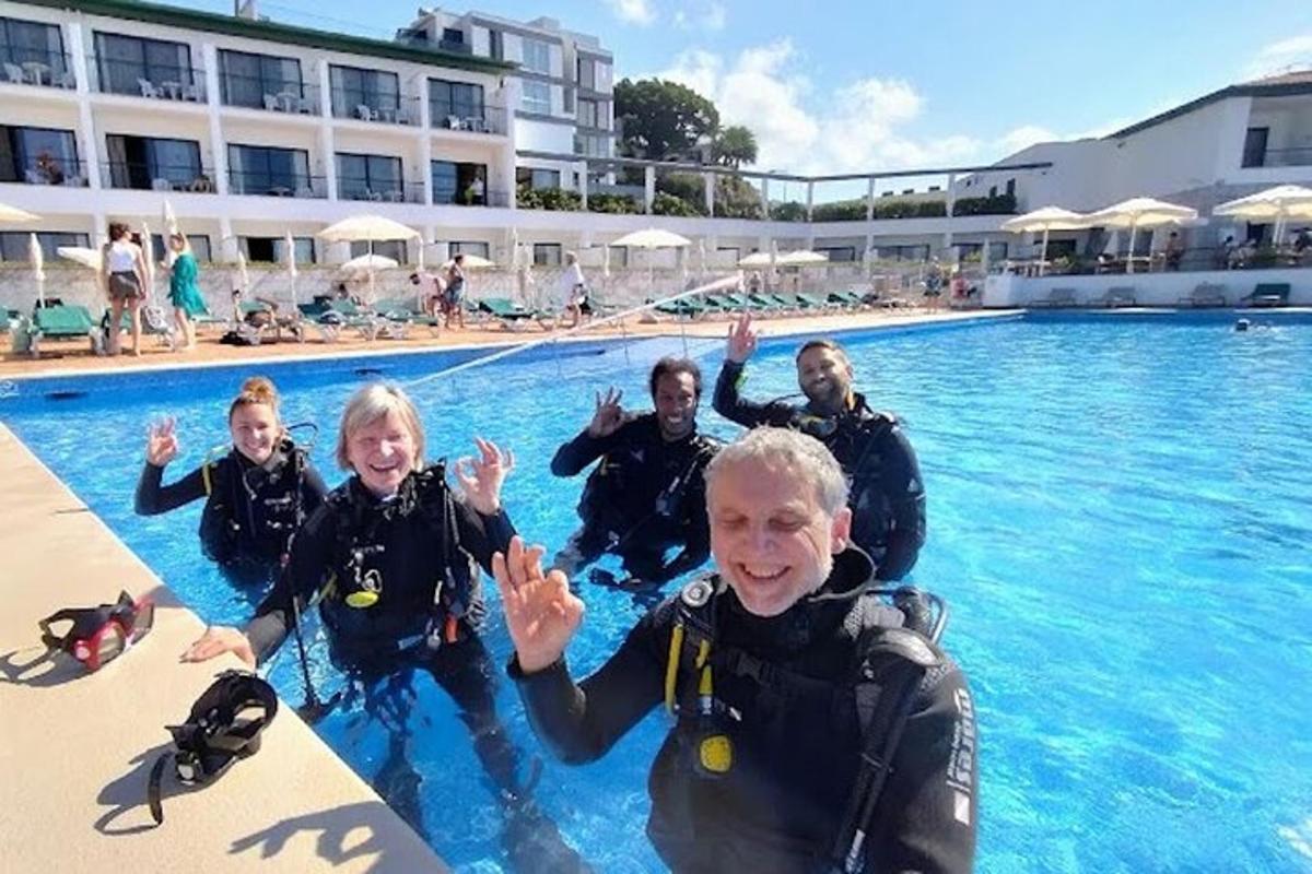 um grupo de pessoas na água de uma piscina