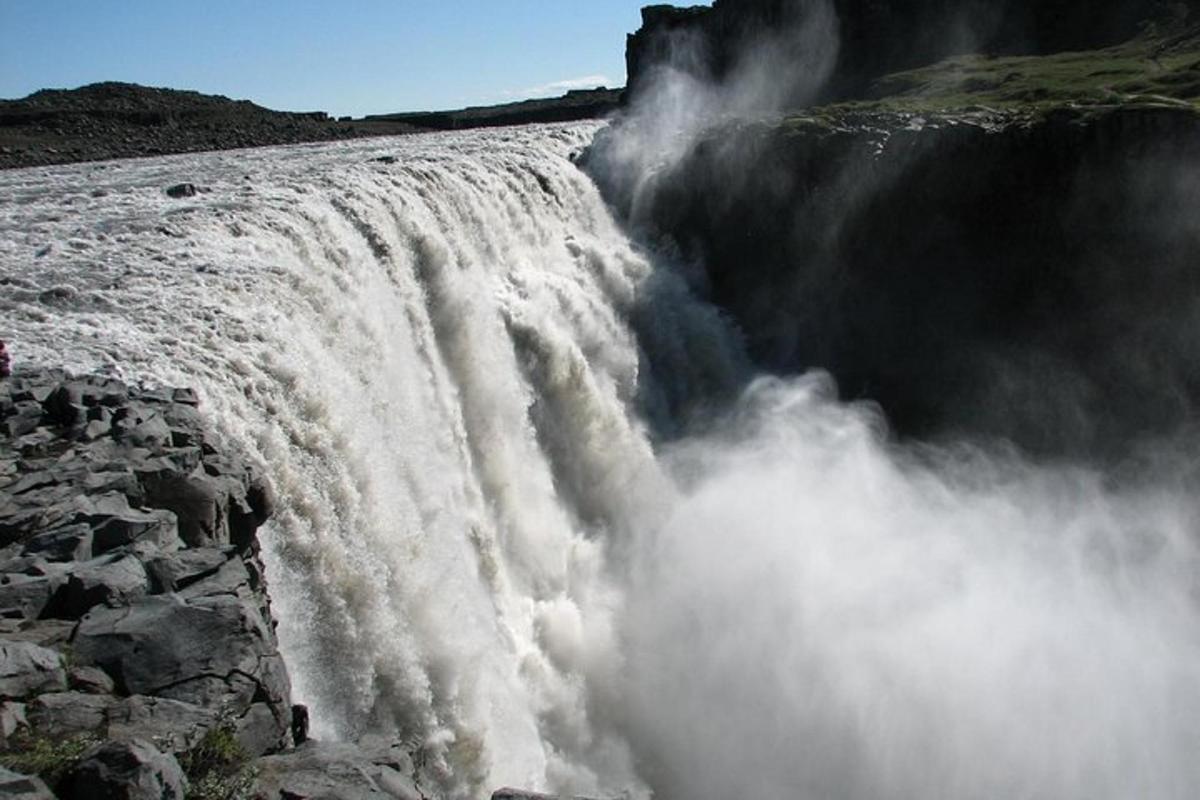 uma cachoeira está jogando água no ar