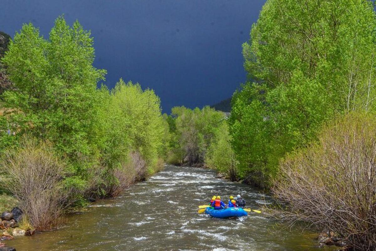 un groupe de personnes sur un radeau dans une rivière
