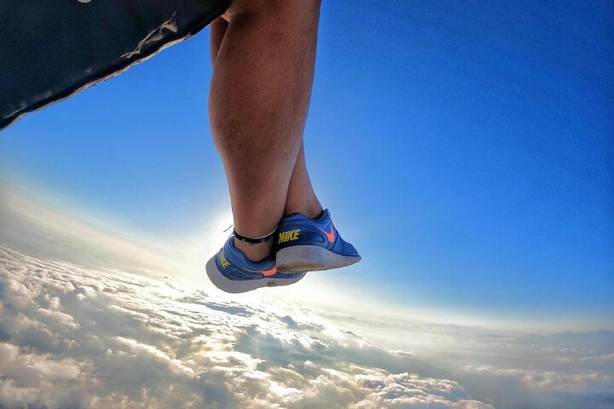 一个人穿着鞋在空中飞翔