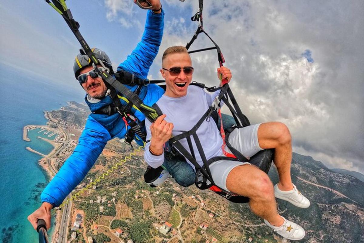 due uomini stanno viaggiando su una teleferica nel cielo