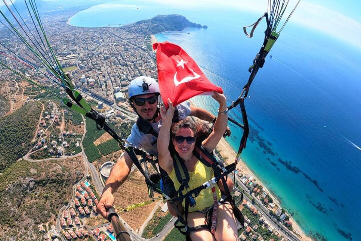 due persone stanno volando con il paracadute sopra l'oceano