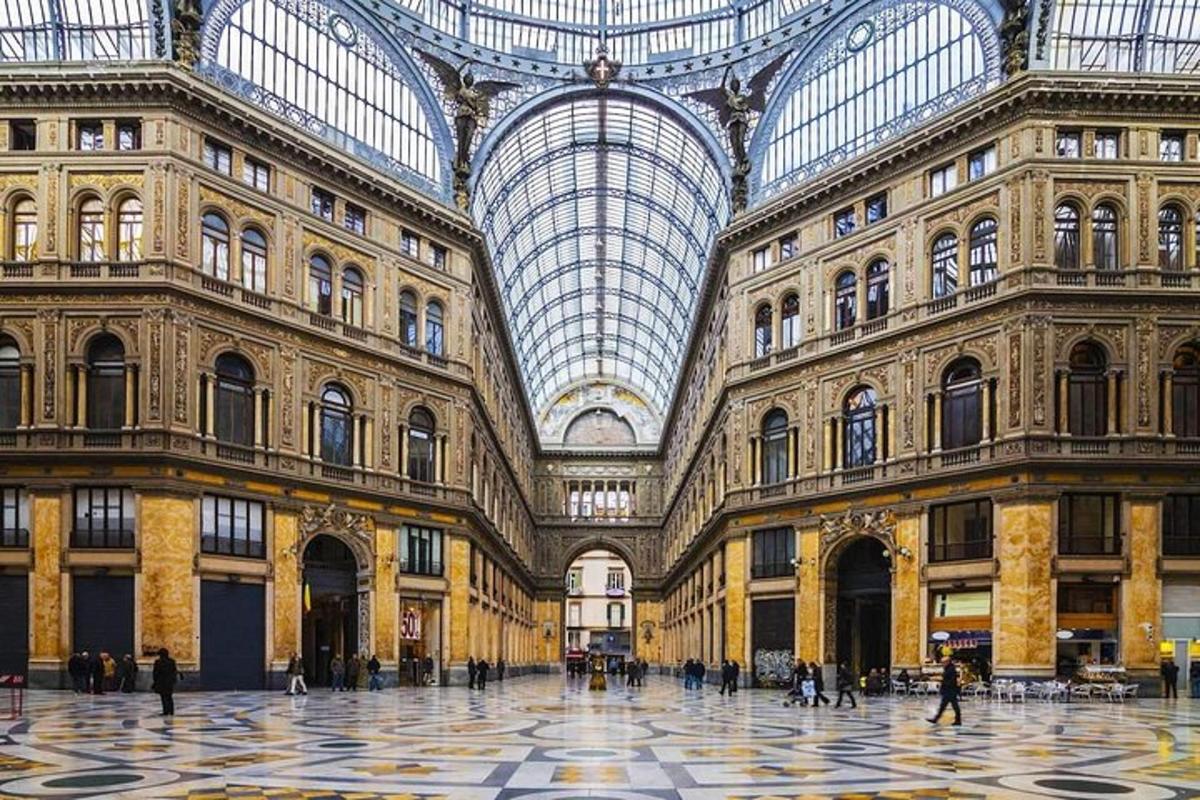 un grande edificio con un soffitto a cupola di vetro