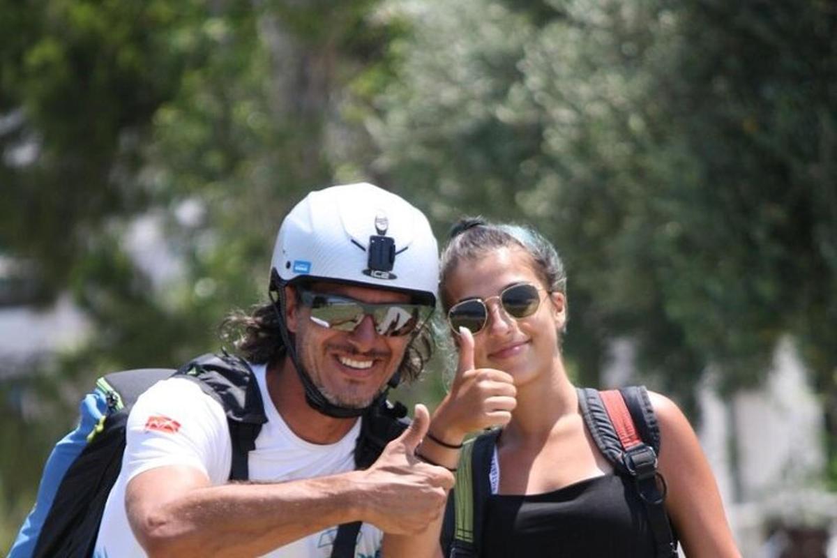 un uomo e una donna posano per una foto