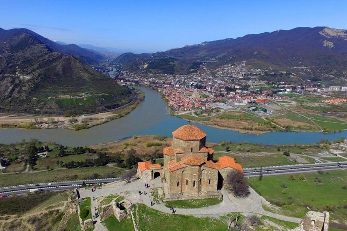 veca ēka kalnā pie upes
