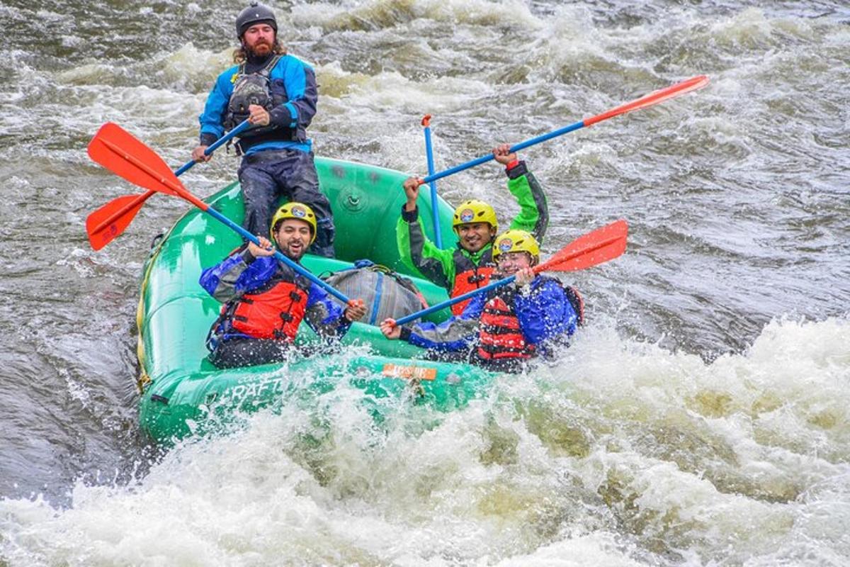 un gruppo di persone su una zattera in acqua