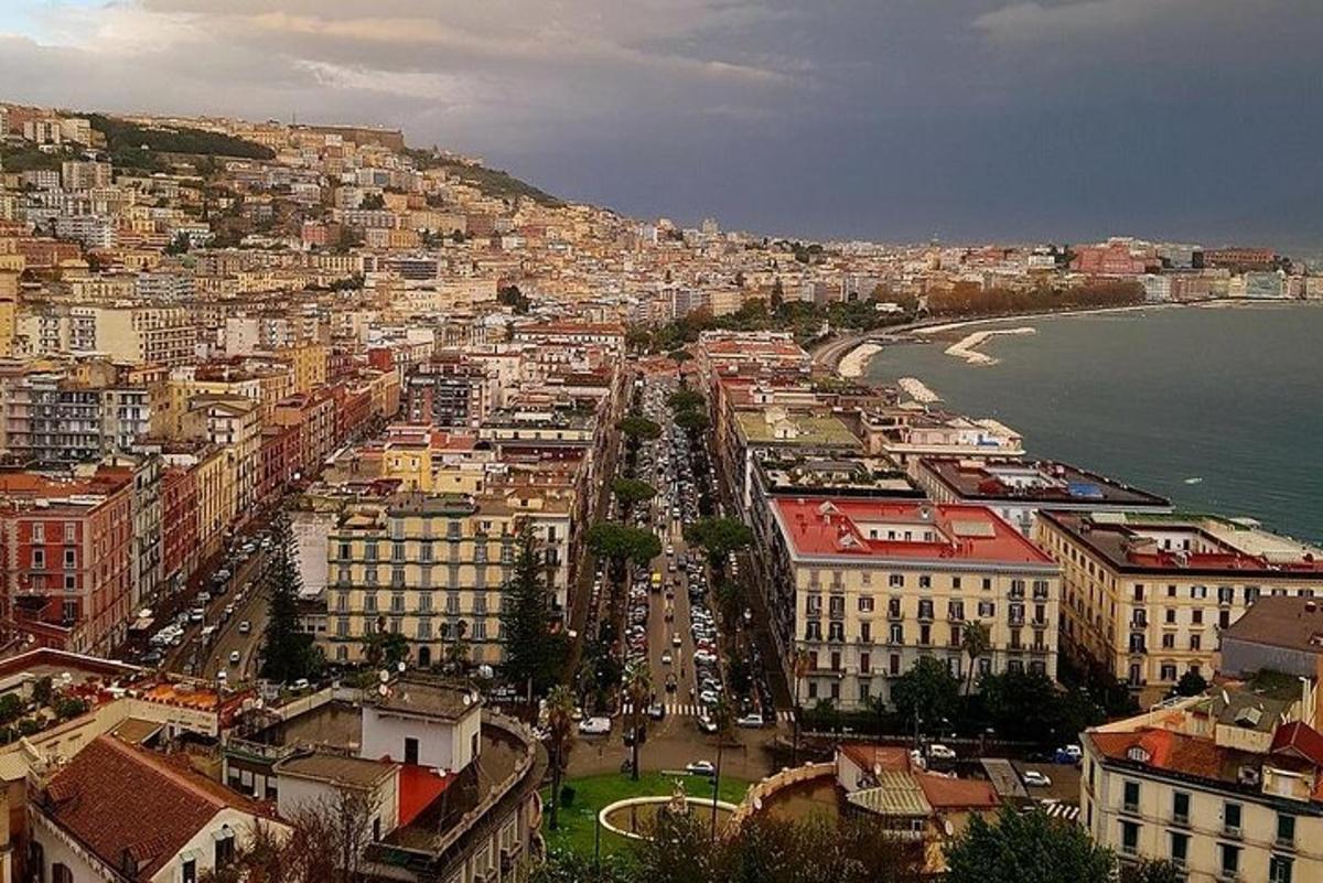 una vista aerea di una città con edifici e l'oceano