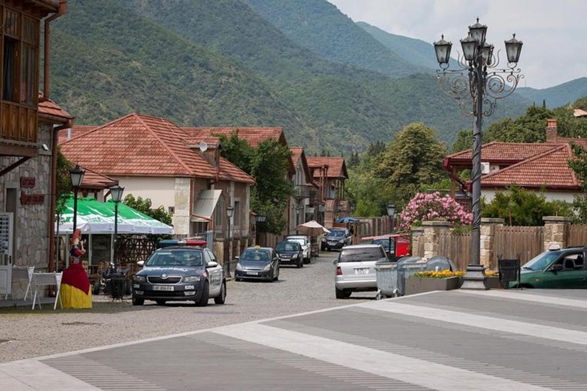 iela pilsētā, pa kuru brauc automašīnas