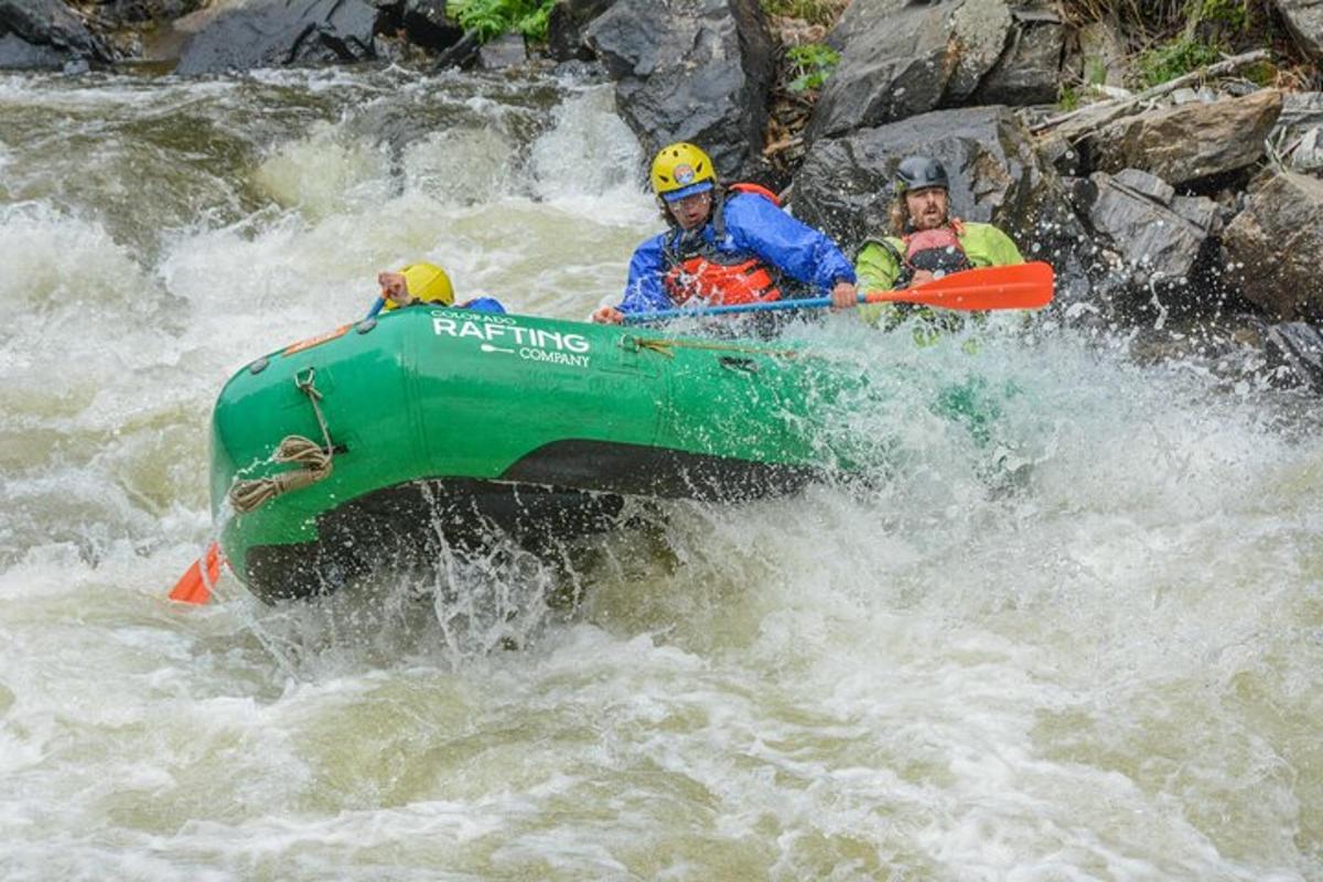 dos personas en una balsa verde en un río