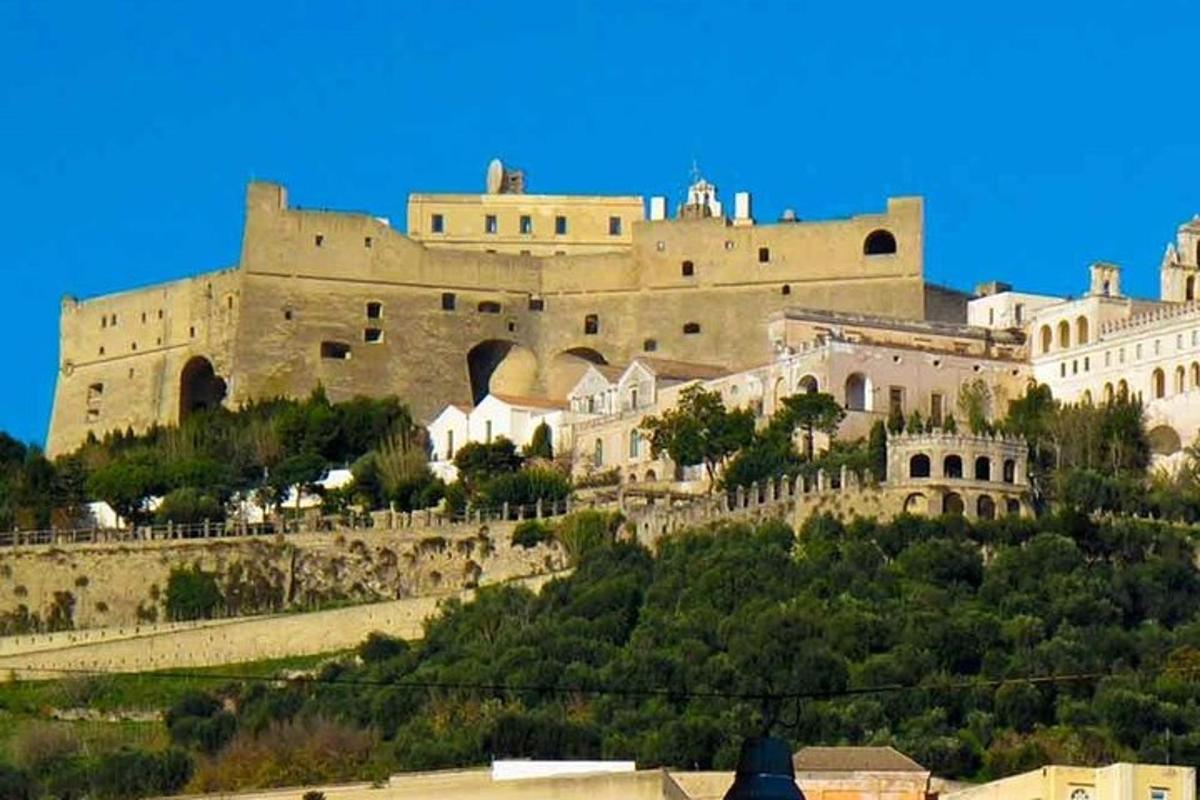 un grande castello situato in cima a una collina