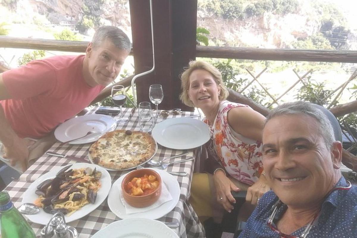 un grup de oameni așezați la o masă cu mâncare