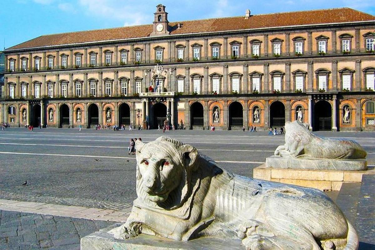 una statua di un leone davanti a un edificio