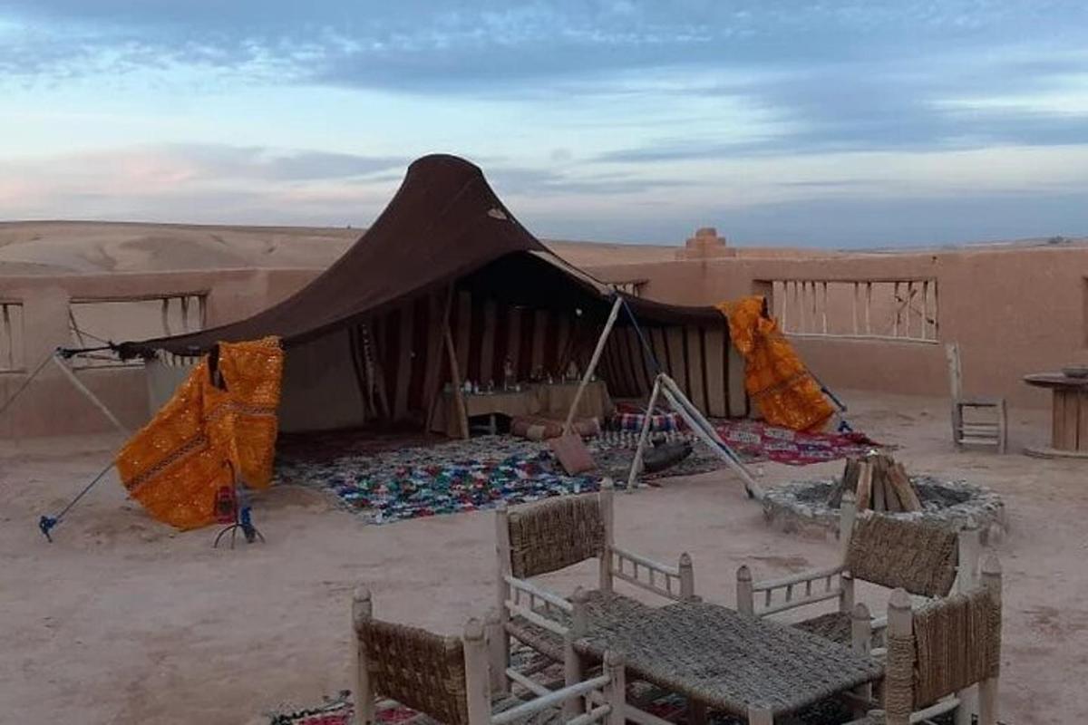 una tenda in mezzo al deserto