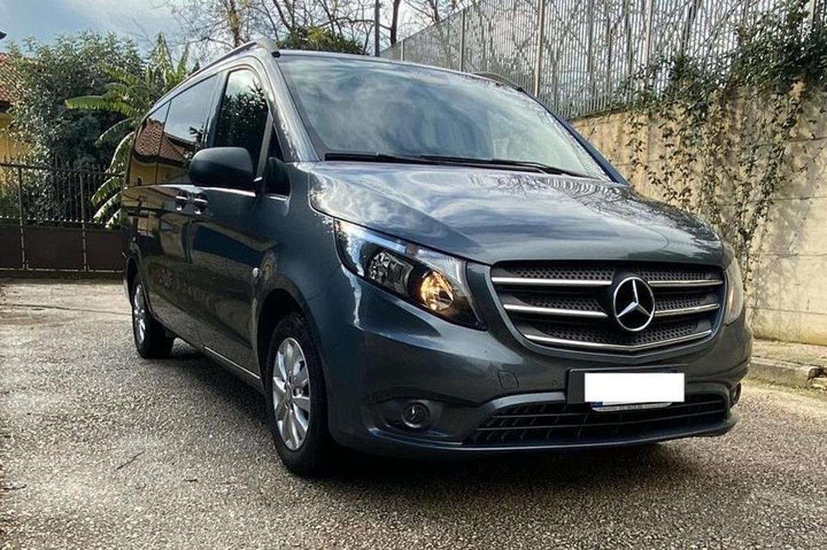 un'auto nera parcheggiata in un parcheggio