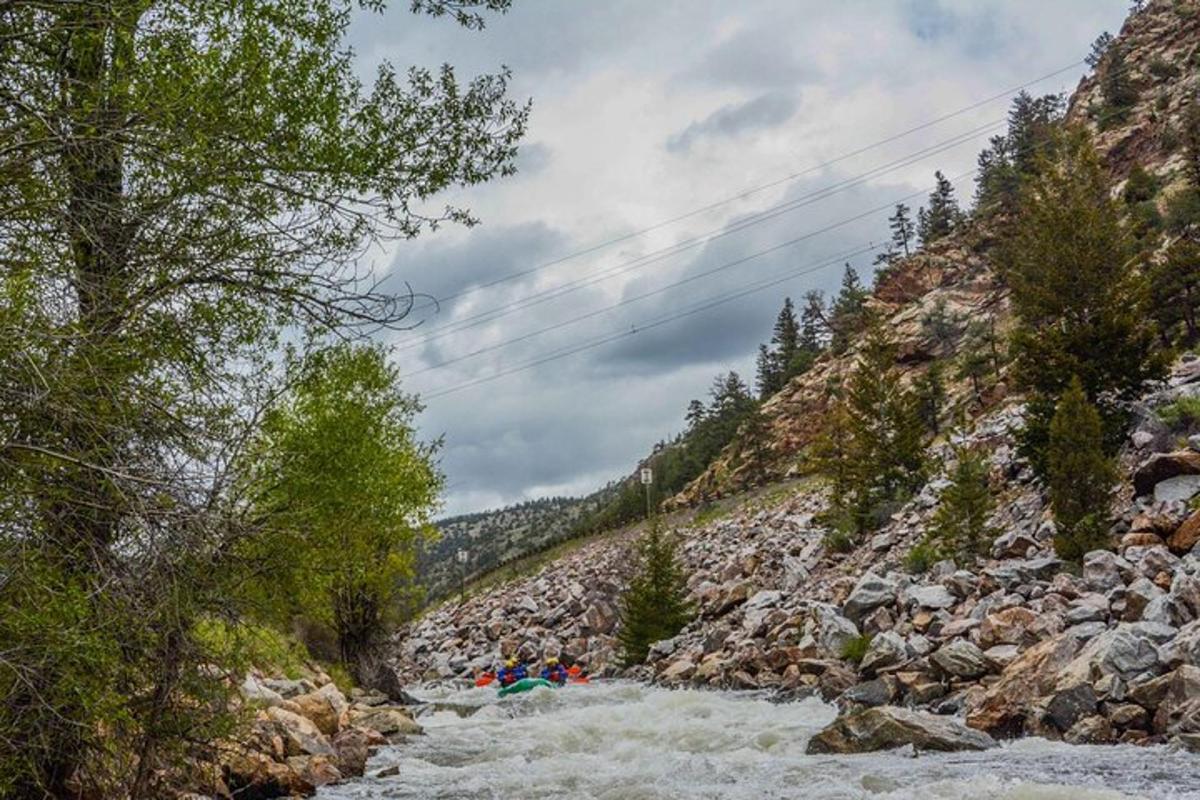 un gruppo di persone che fanno rafting lungo un fiume