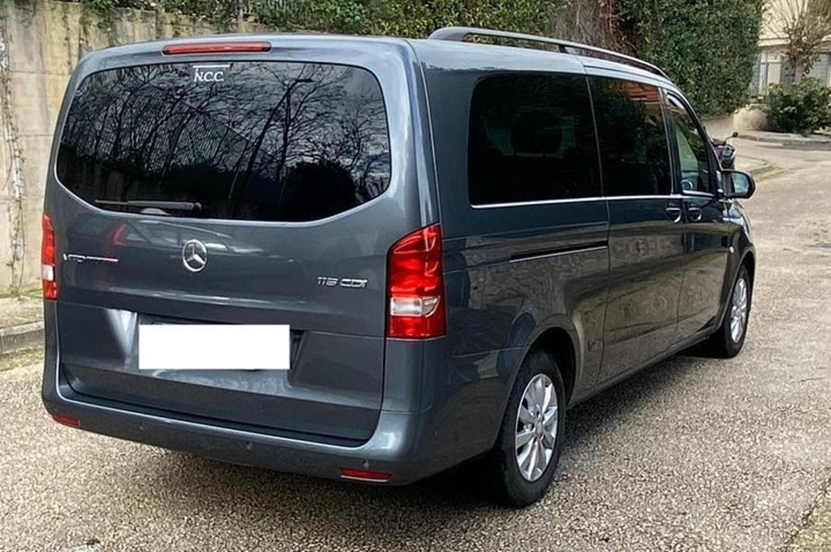 un furgone grigio parcheggiato in un parcheggio