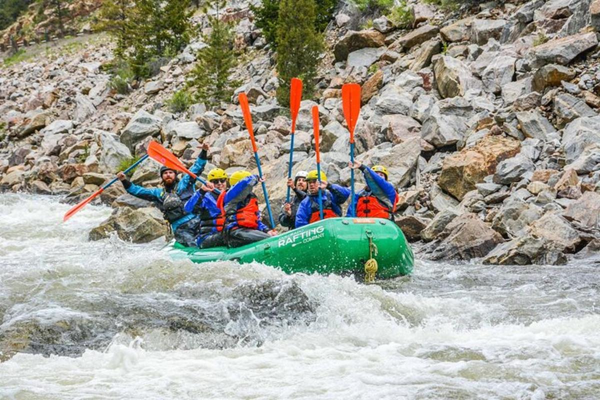 un gruppo di persone su una zattera in un fiume