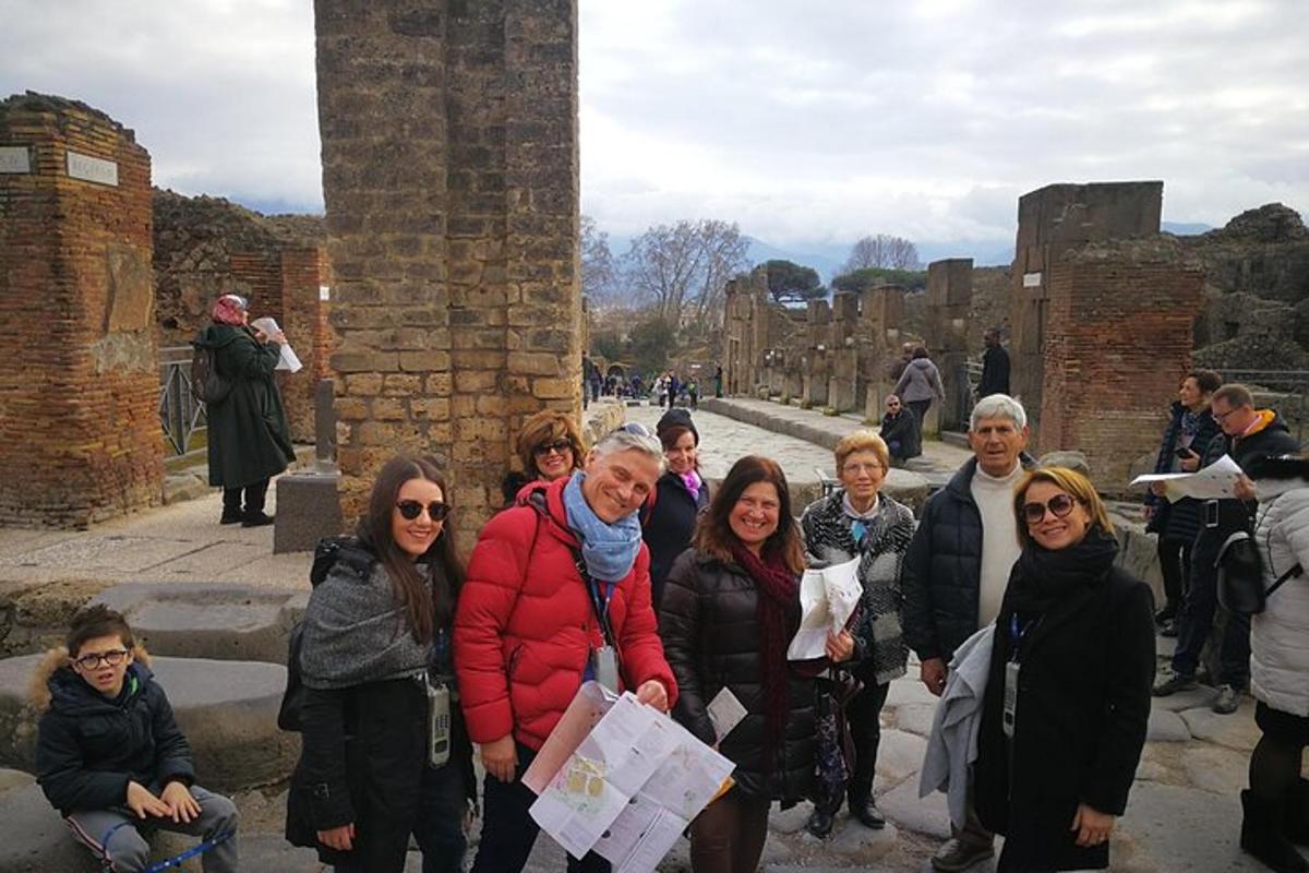 un grup de persones dempeus davant d'un edifici