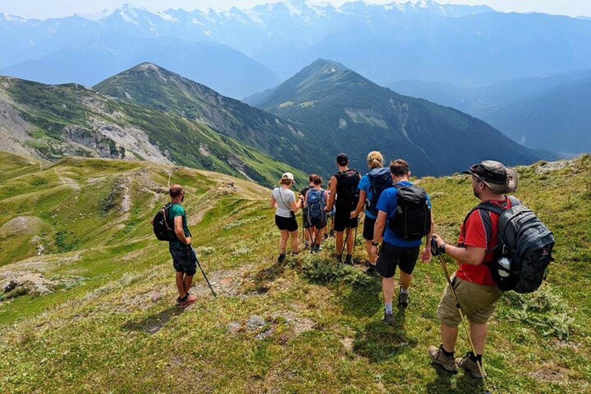 un gruppo di persone che camminano su una montagna