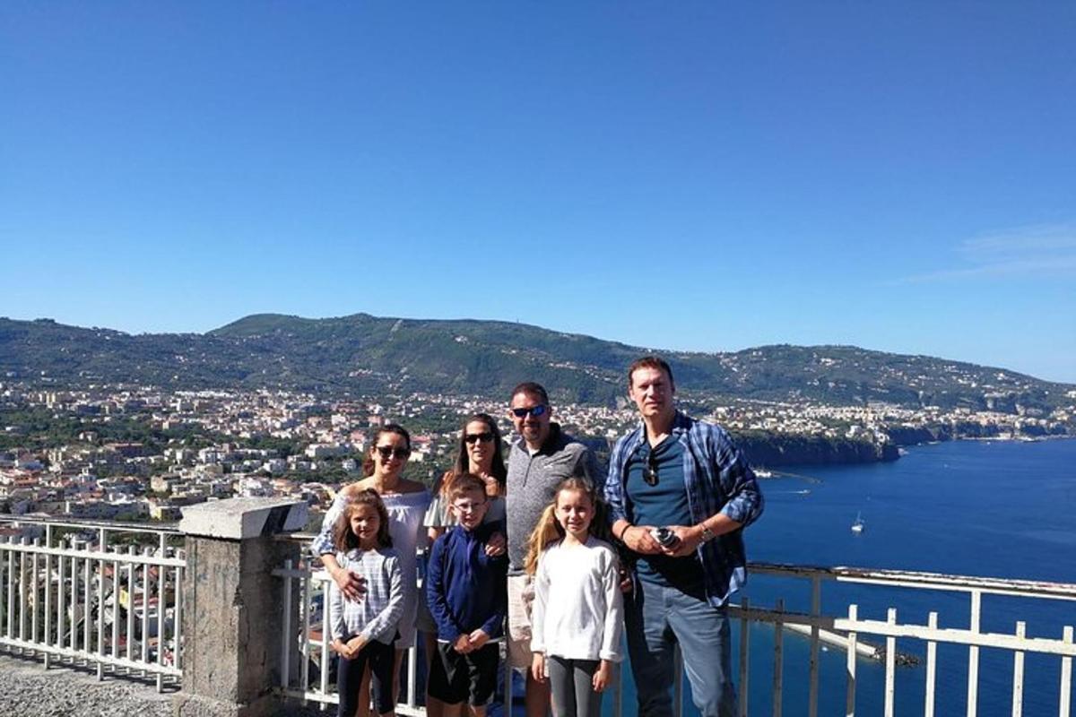Una familia posando para una foto en la cima de una montaña