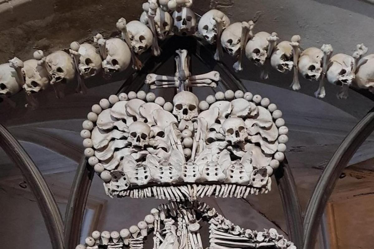 candelier dengan tengkorak dan tulang di siling