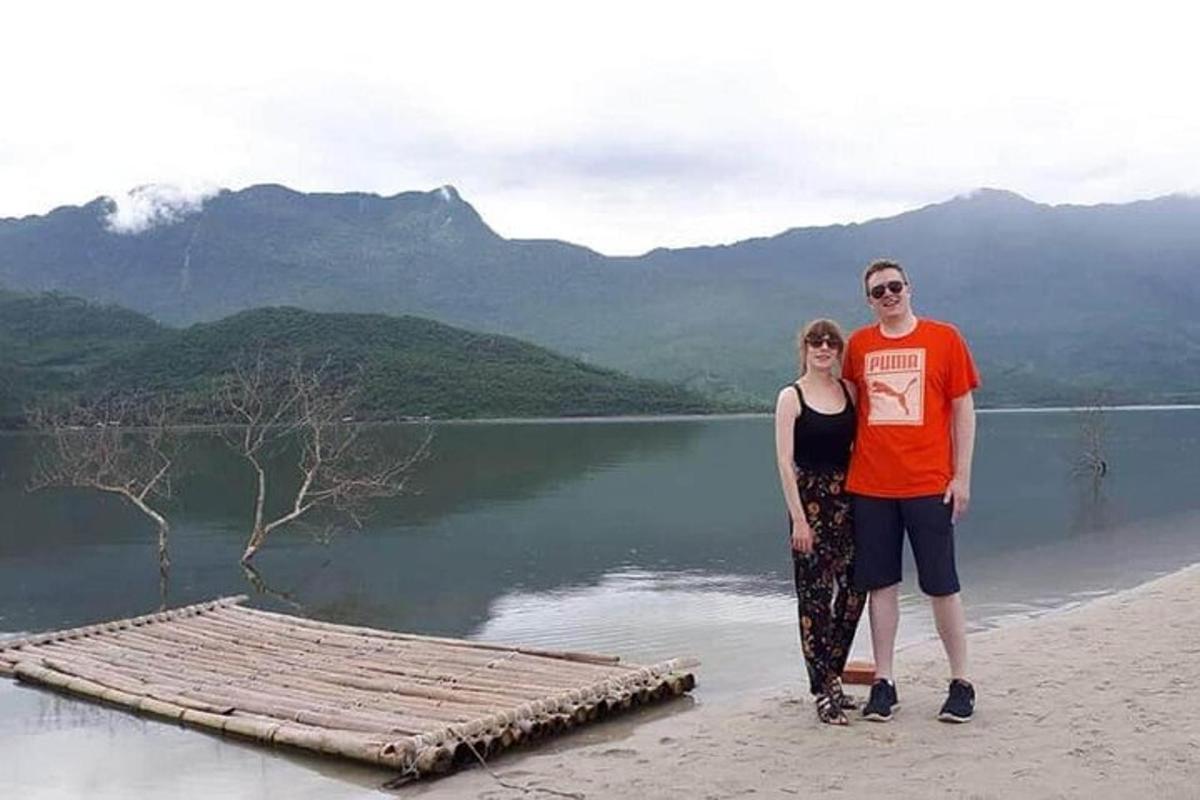 muž a žena stojící na pláži u jezera
