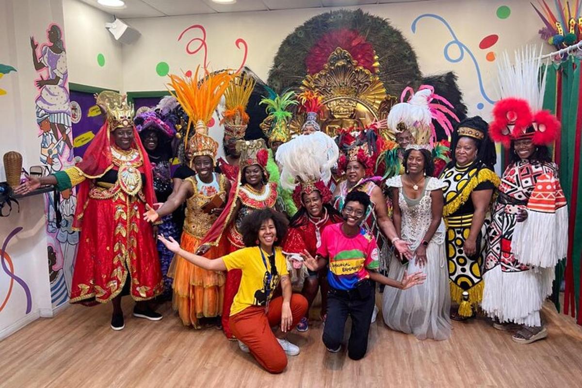 un gruppo di persone vestite in costume che posano per una foto