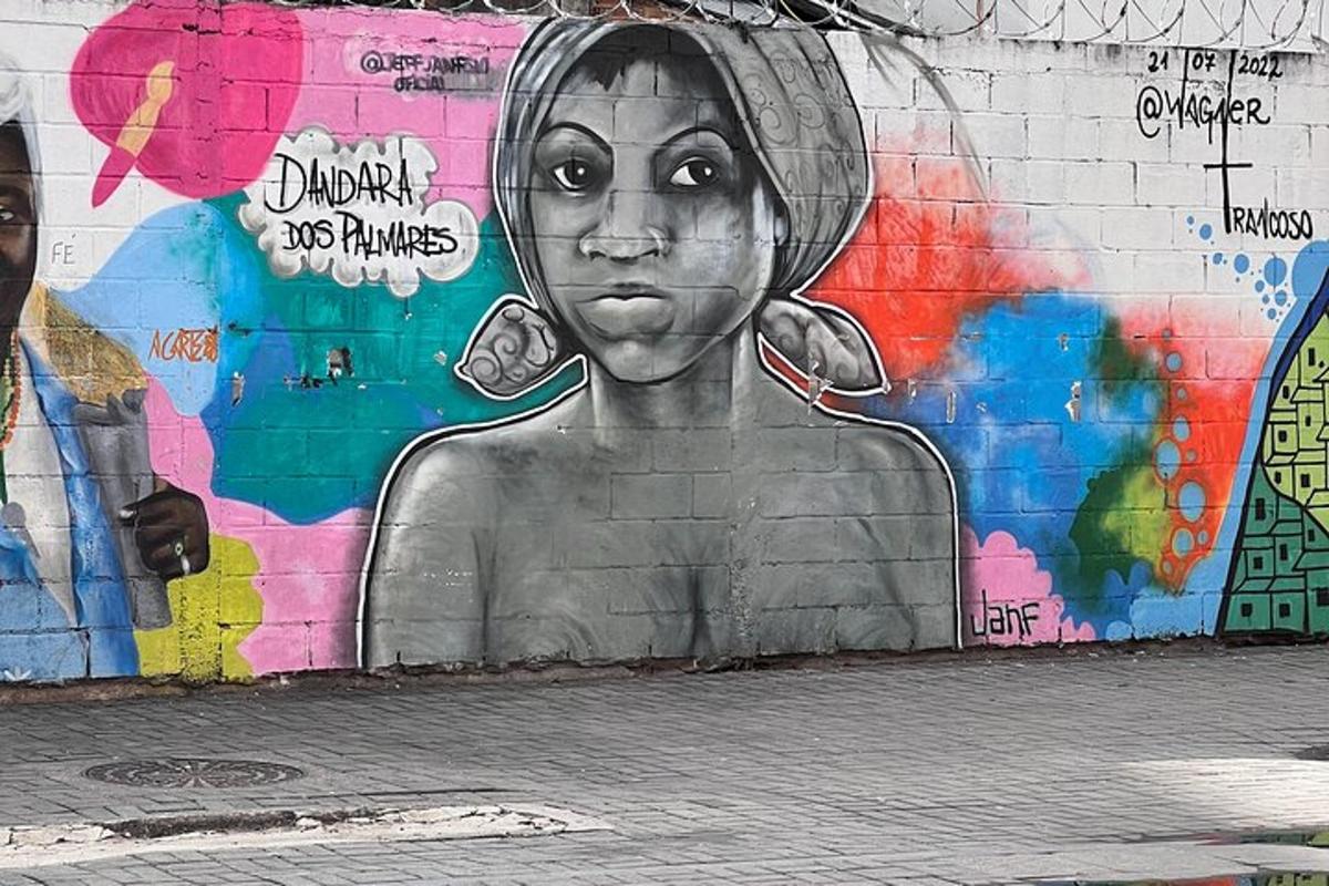 un murale di una donna dipinto su un muro